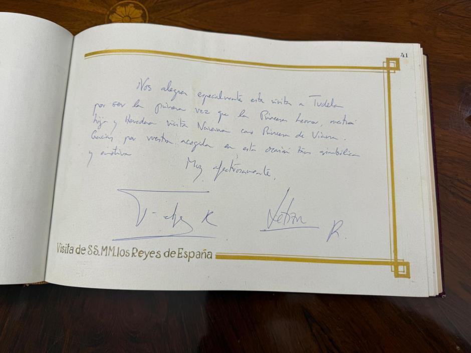 Dedicatoria de los Reyes en el Libro de Honor del Ayuntamiento de Tudela