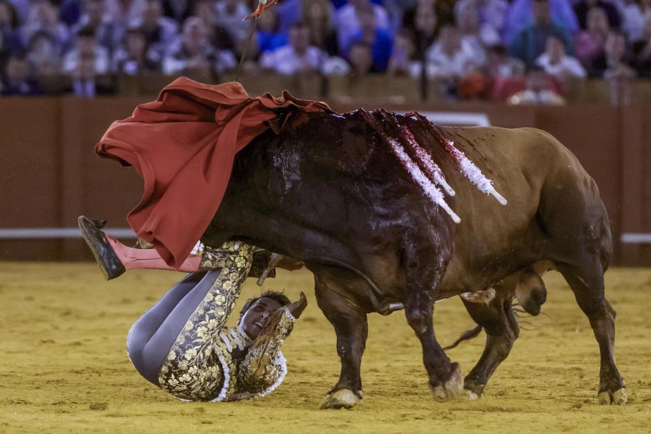 Roca Rey sufrió una cogida durante la faena a su segundo toro