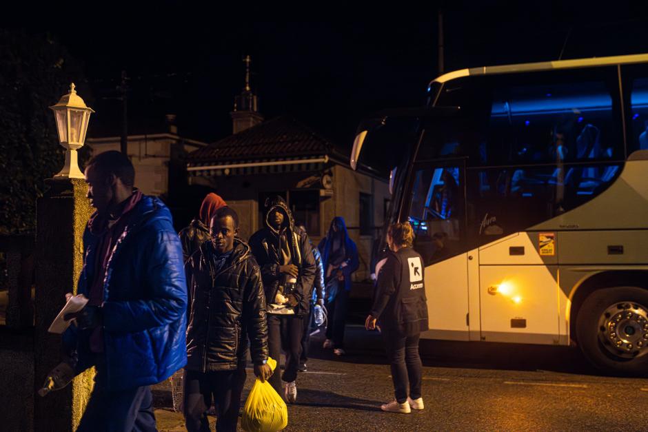 (Foto de ARCHIVO)
Migrantes procedentes de Canarias a su llegada en autobús al hotel Baixamar, a 9 de noviembre de 2023, en Sanxenxo, Pontevedra, Galicia (España). El grupo de migrantes subsaharianos procedentes de las islas Canarias, en el marco de la acción humanitaria llevada a cabo por el Gobierno central en colaboración con la asociación Accem, ha llegado esta madrugada a Sanxenxo. El Hotel Baixamar ha acogido a unas 55 personas. Se trata de un establecimiento que cuenta con 20 habitaciones con capacidad para unas 60 personas. Los migrantes proceden de Canarias tras llegar en cayuco durante la llamada ‘crisis migratoria’ en la que solo durante el mes de octubre llegaron 13.000 migrantes.

Elena Fernández / Europa Press
09 NOVIEMBRE 2023;SANXENXO;PONTEVEDRA;GALICIA;MIGRANTES DE CANARIAS
08/11/2023