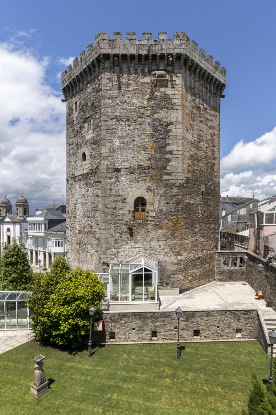 El torreón medieval que dio origen al Parador de Vilalba.