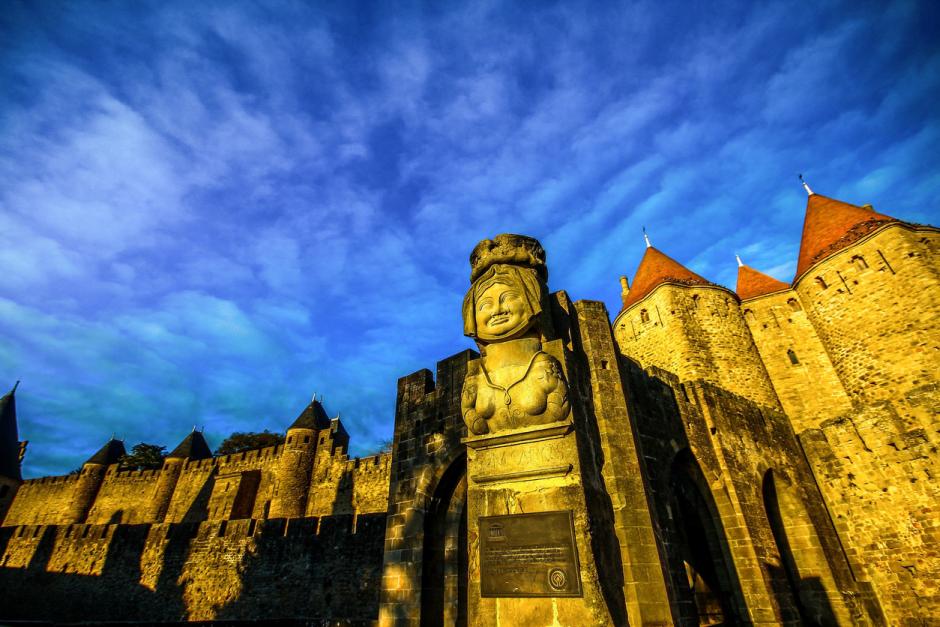 Estatua de la "Dame Carcas" a la entrada de La Cité.