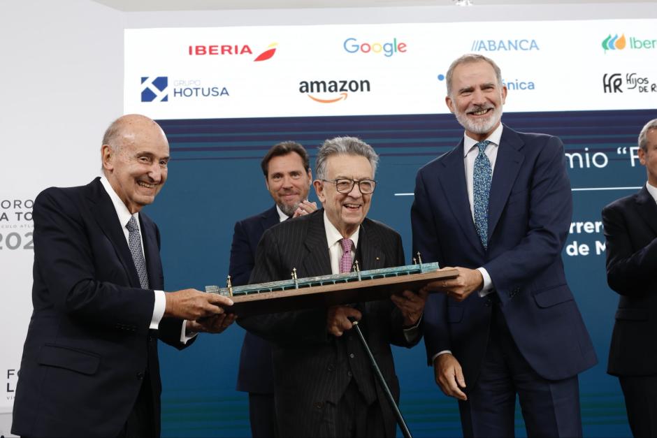 El Rey entrega el Premio “Foro La Toja-Josep Piqué” a Miguel Herrero y Rodríguez de Miñón y Miquel Roca i Junyent