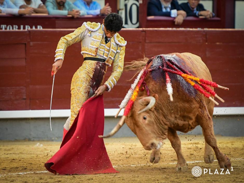 Emiliano Osornio con el segundo de su lote, un novillo colorado