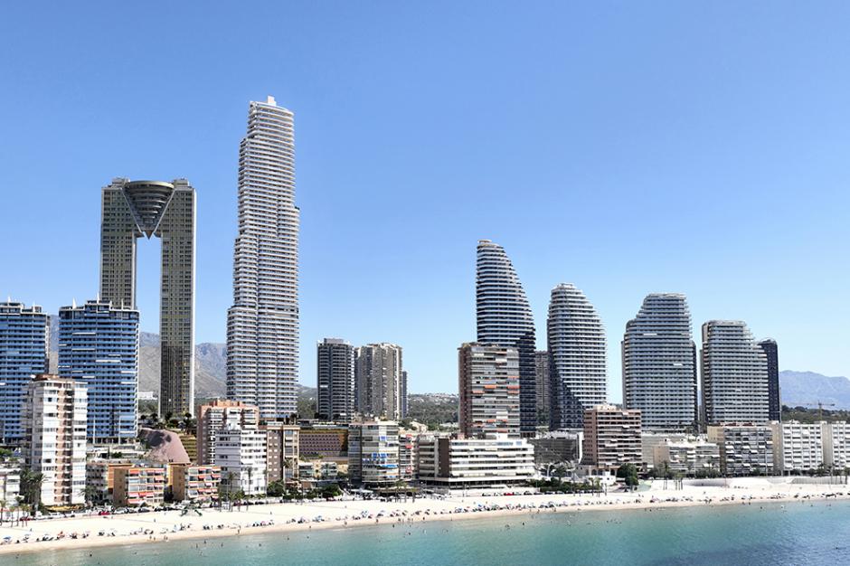 Imagen del edificio de TM Tower junto a otros rascacielos de Benidorm