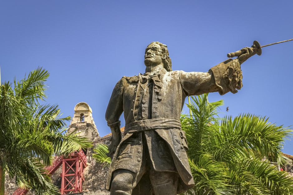 Primer plano del monumento a Blas de Lezo en la Plaza de San Felipe en el Casco Antiguo, Cartagena, Colombia