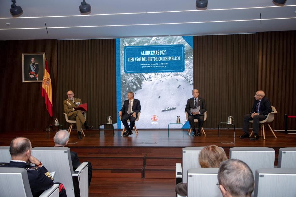 El director del CESEDEN, teniente general Miguel Ballenilla, junto a los autores del libro sobre el desembarco de Alhucemas