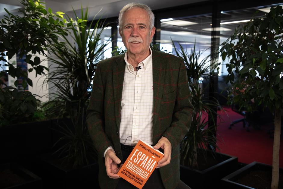 Antonio Pérez Henares posa con su nuevo libro