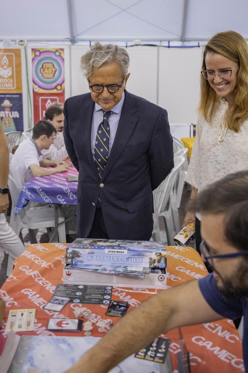 Fuentes observando el desarrollo de una partida