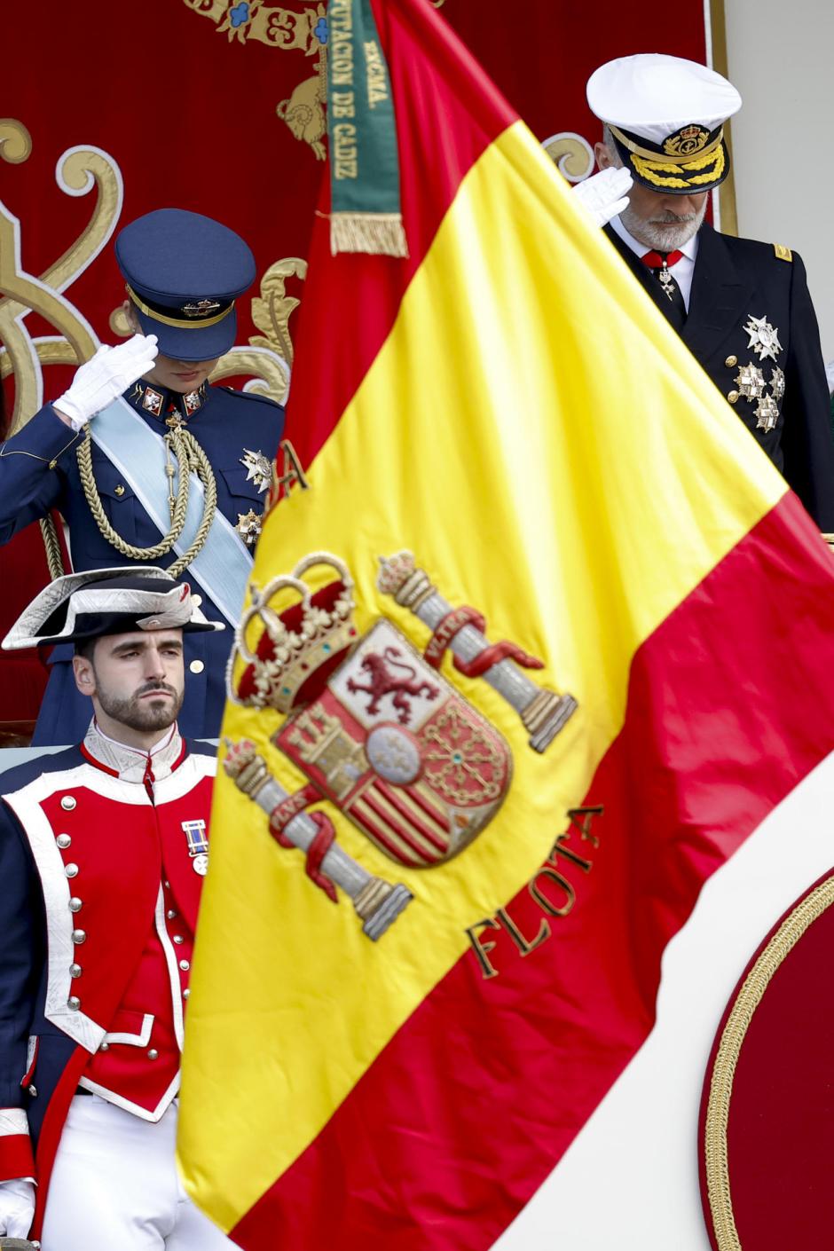 El rey Felipe y la princesa Leonor rinden honores a la bandera