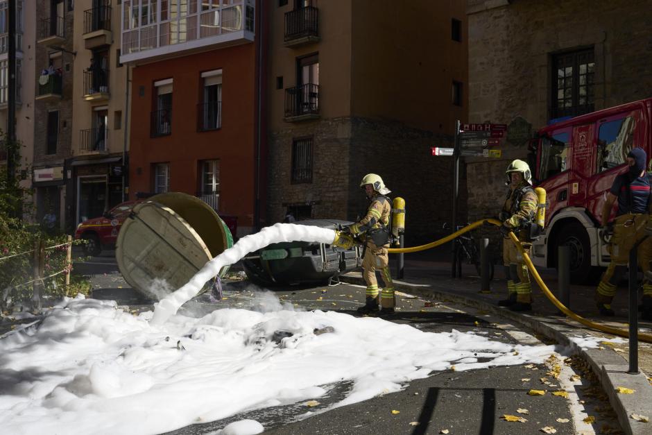 Bomberos limpian las calles tras los disturbios
