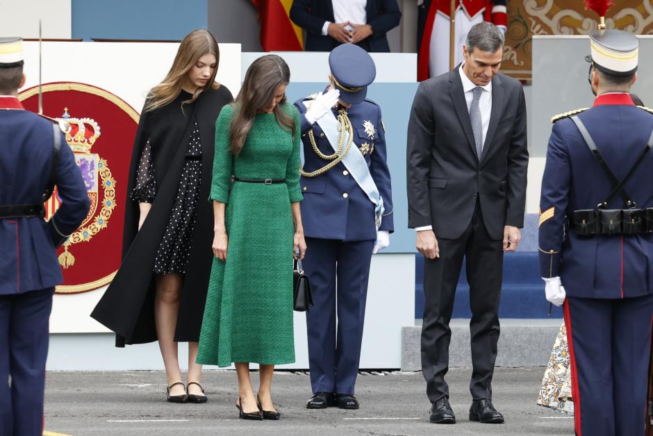 Sánchez saluda a la bandera con las piernas separadas, este domingo en el desfile militar