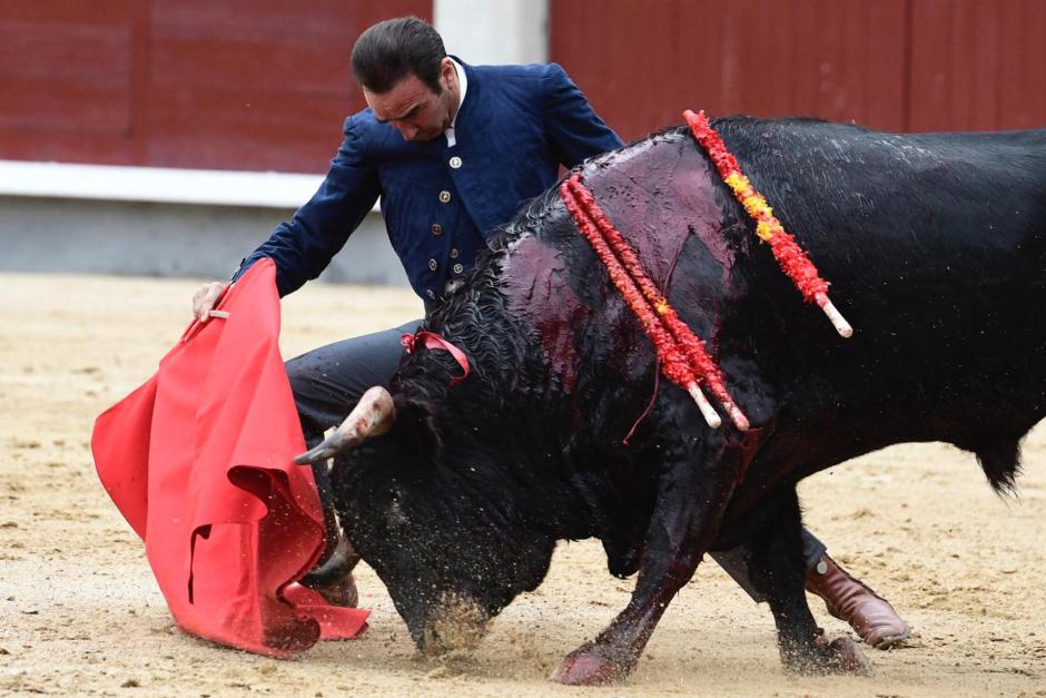 Enrique Ponce, con la muleta ante su novillo del festival pro monumento a Antoñete