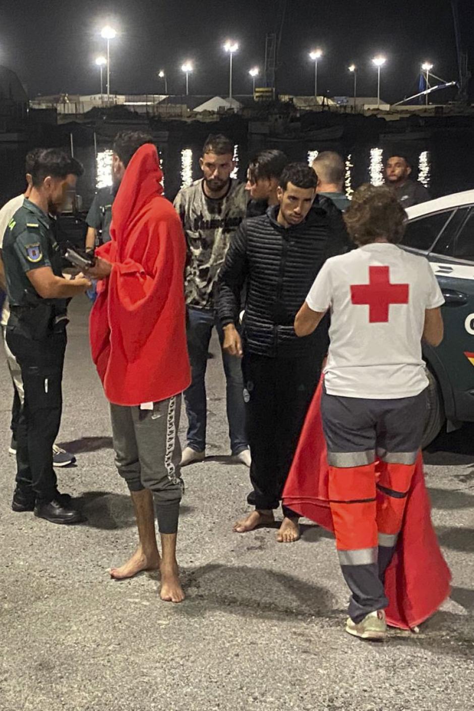 MOTRIL (GRANADA), 13/10/2025.- La Guardia Civil ha detenido en la noche de este domingo en una playa de La Herradura (Granada) a 22 personas de origen magrebí, entre los que podría haber 4 menores, que iban a bordo de una embarcación neumática de alta potencia. La embarcación llegó a una zona cercana a la playa de La Herradura, en el término municipal de Almuñécar, y sus integrantes se lanzaron al agua antes de llegar a la orilla para que después la embarcación se diera a la fuga mar adentro. Tras su detención en la orilla han sido trasladados al puerto de Motril, donde han sido atendidos por voluntarios de la Cruz Roja para comprobar sus estado de salud. EFE/ Alba Feixas
