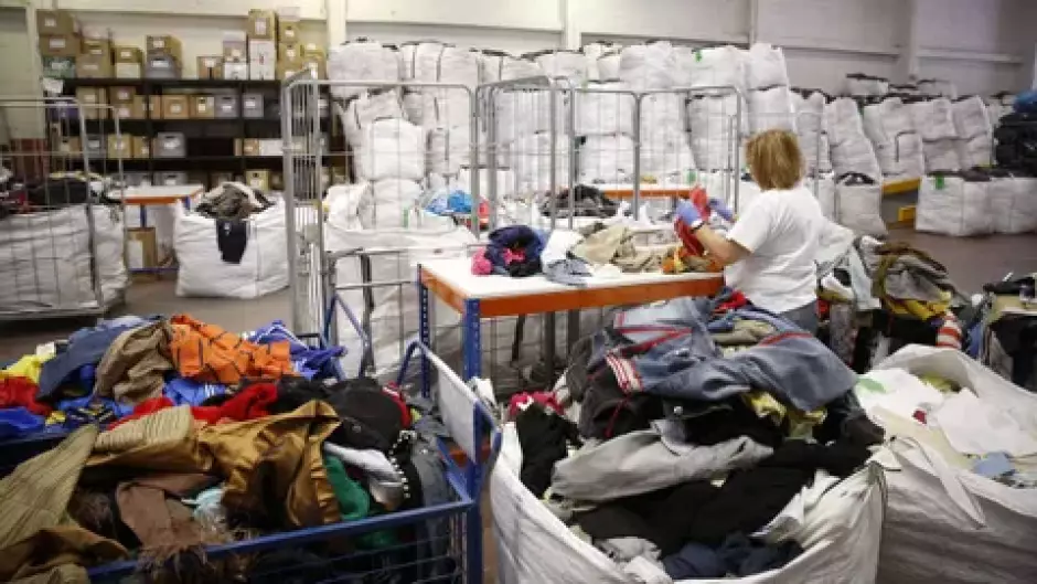 Centro de tratamiento de prendas usadas de Moda re-