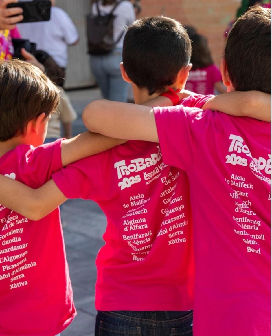 Niños participantes en un acto de Escola Valenciana