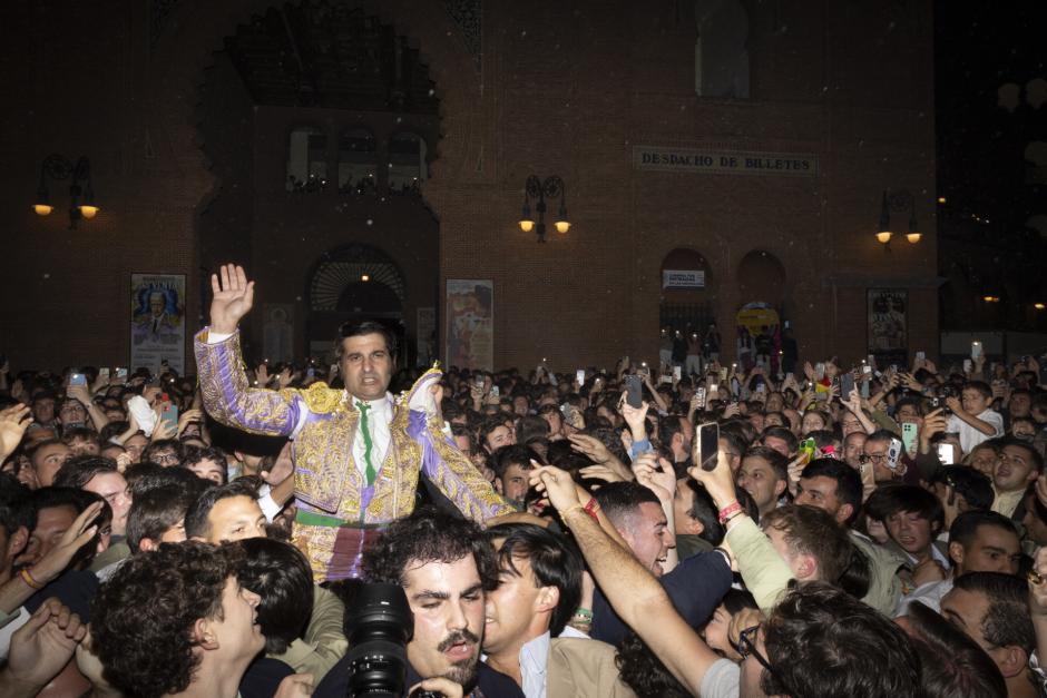 Morante de la Puebla cruzó la Puerta Grande a hombros de una marea humana