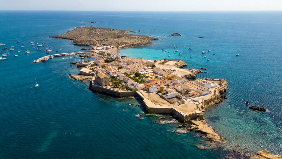 Vista aérea de la isla de Tabarca en el mar Mediterráneo