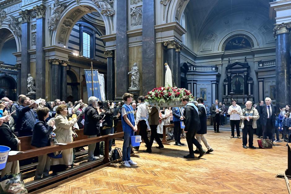 La procesión concluyó en el Oratorio Brompton