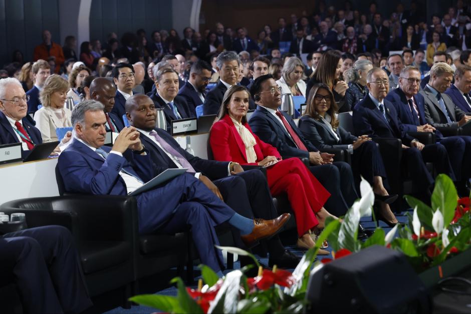Doña Letizia escucha las palabras del Papa en la sede de la FAO