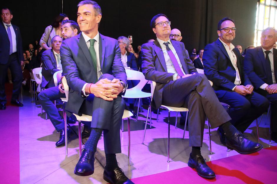 Pedro Sánchez, acompañado por el ministro Óscar López, este jueves, en León