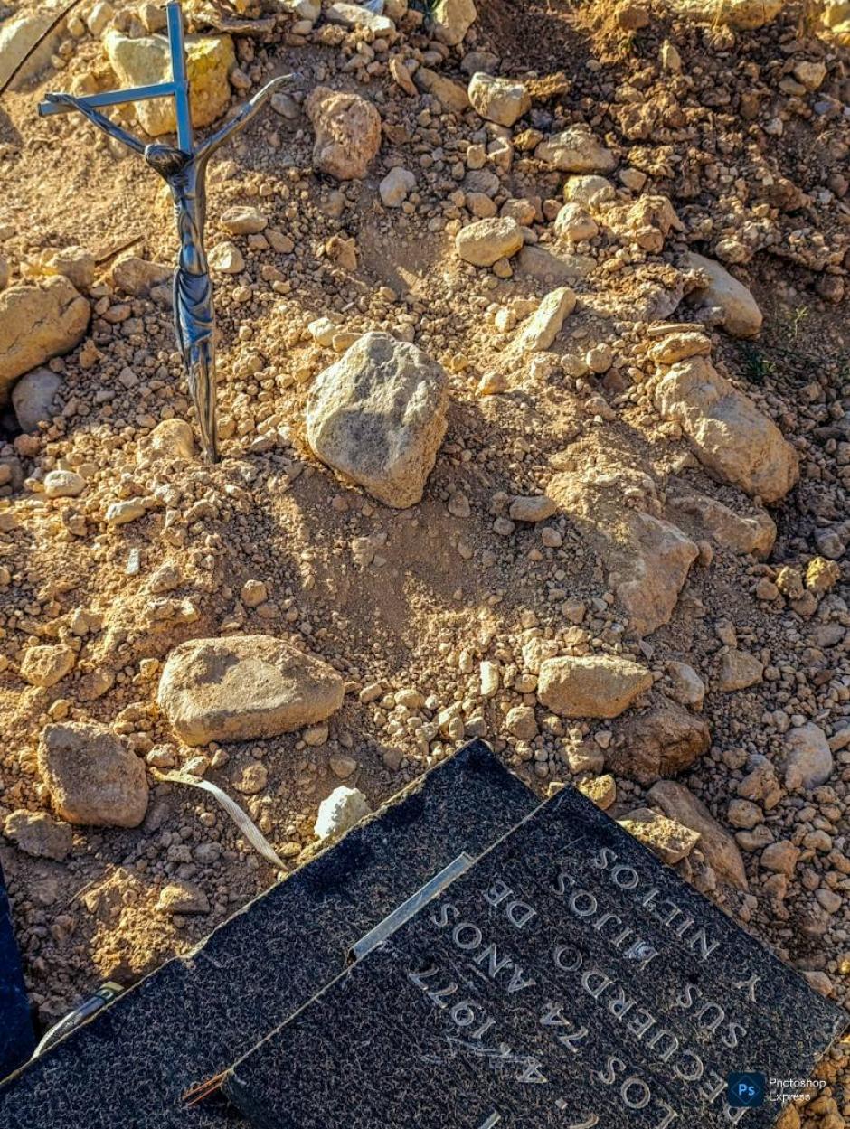 Crucifijo y restos de otra lápida vertidos en el solar municipal de Ibi