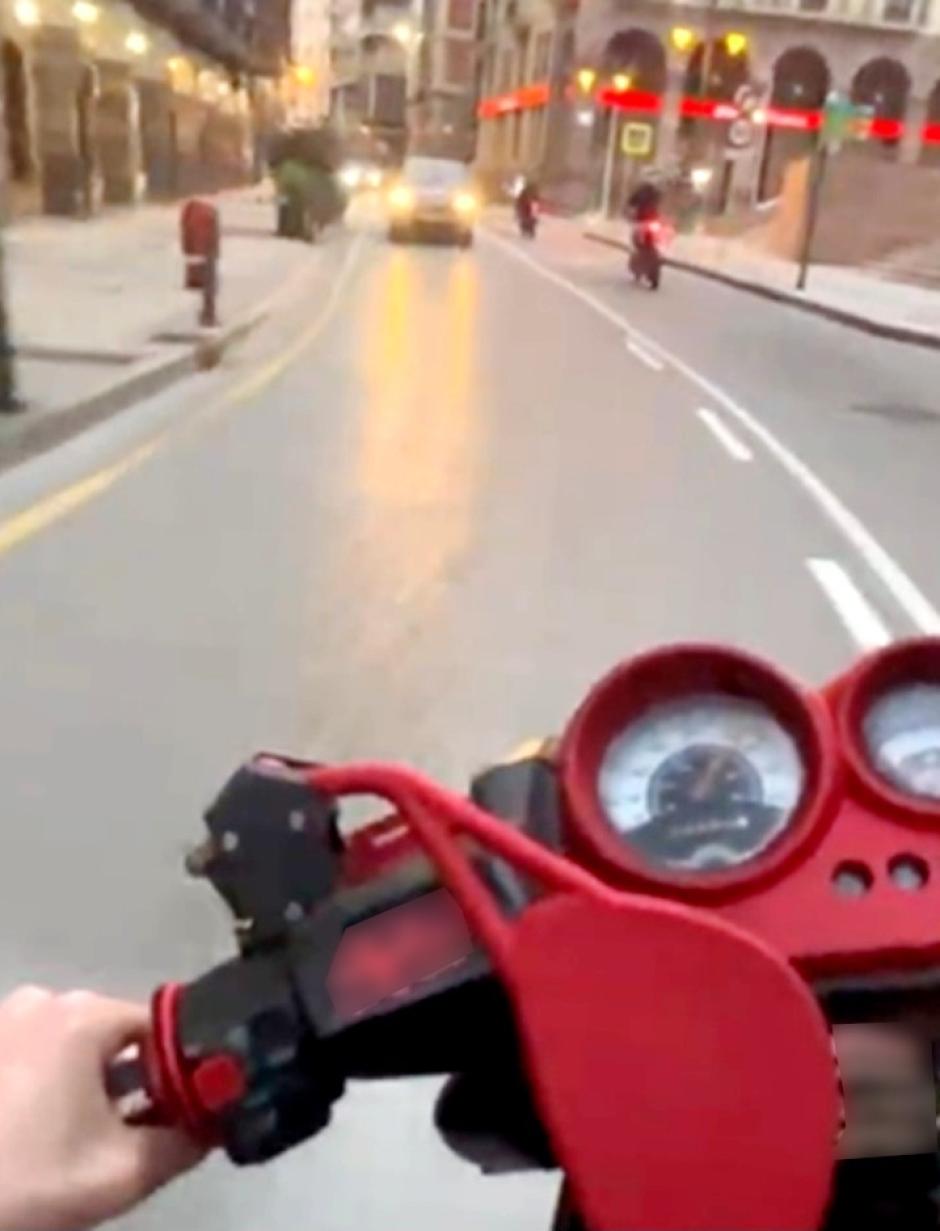 Motocicleta circulando en sentido contrario en Torrelavega

REMITIDA / HANDOUT por GUARDIA CIVIL
Fotografía remitida a medios de comunicación exclusivamente para ilustrar la noticia a la que hace referencia la imagen, y citando la procedencia de la imagen en la firma
17/10/2025