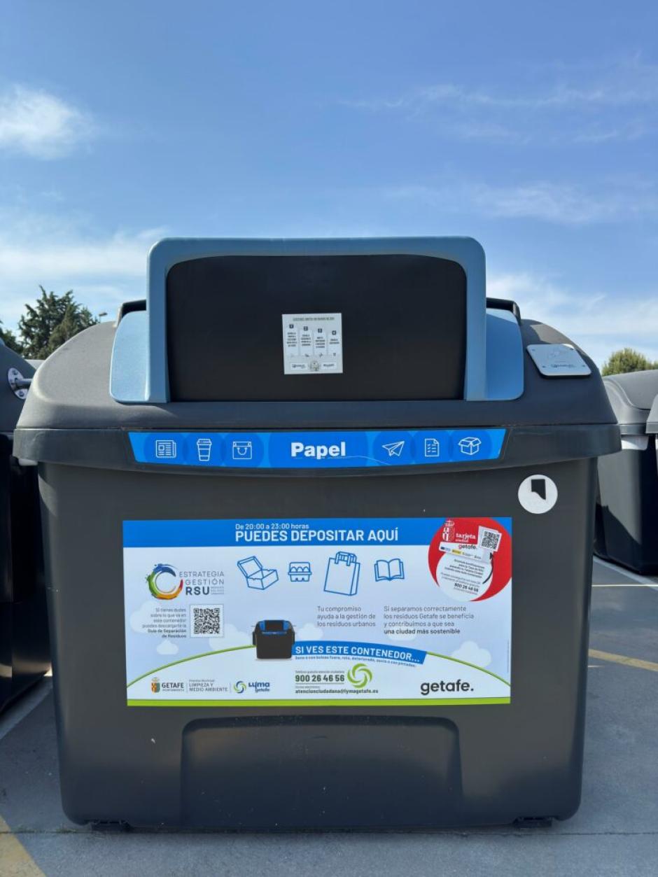 Uno de los nuevos contenedores de Getafe, con el lector de la tarjeta en la parte superior derecha