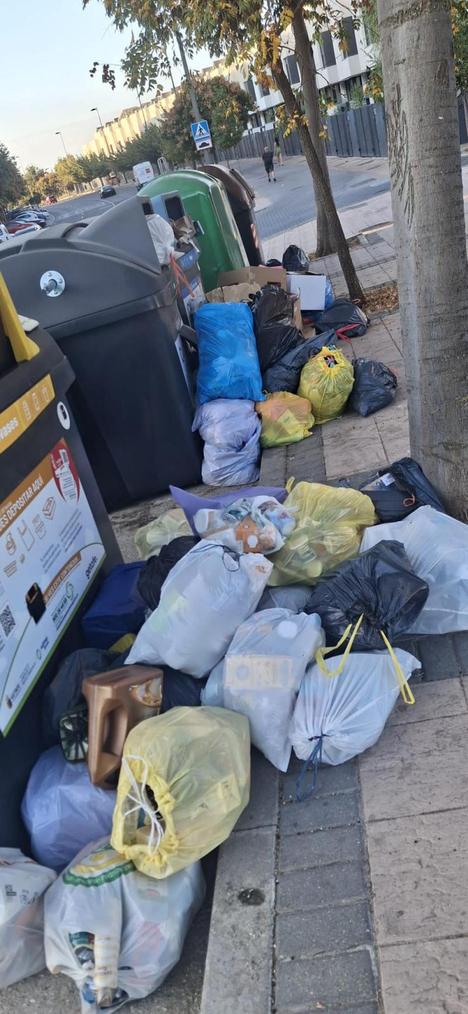 Basura acumulada en la acera junto a los nuevos contenedores llenos de Getafe
