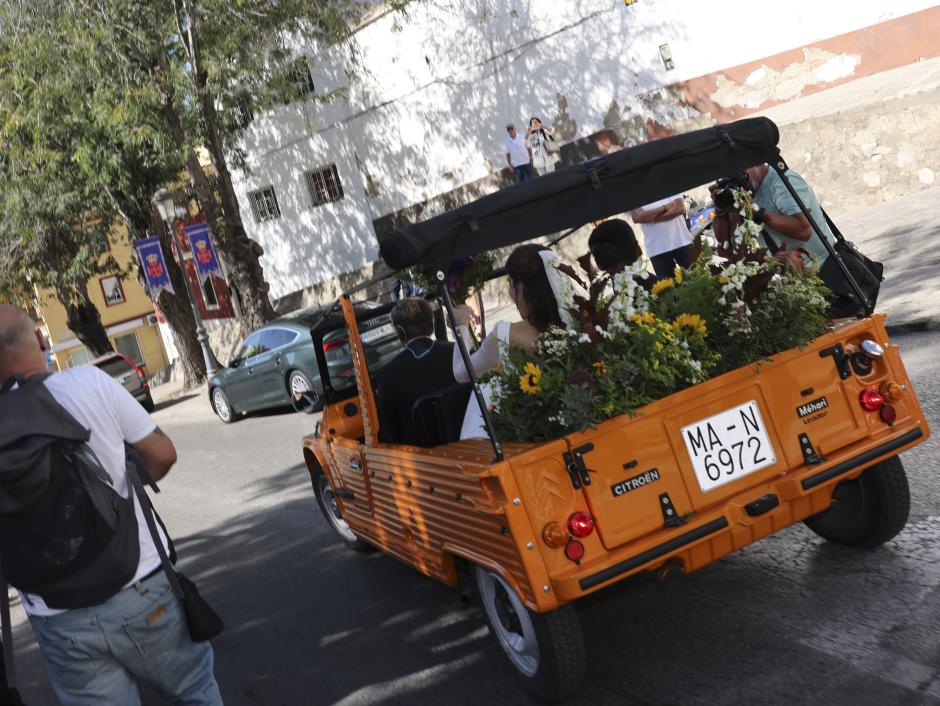 El coche en el que partieron los novios