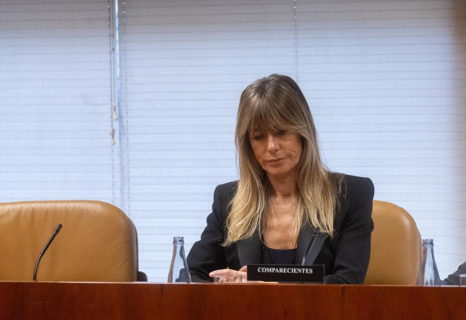 (Foto de ARCHIVO)
La mujer del presidente del Gobierno, Begoña Gómez, durante la Comisión de Investigación sobre programas de cátedras y postgrados de la Universidad Complutense de Madrid y empresas financiadoras, en la Asamblea de Madrid, a 13 de noviembre de 2024, en Madrid (España). La comisión busca aclarar si hubo trato de favor con ella en la Universidad Complutense de Madrid (UCM).  Aunque la presencia en la comisión es de obligado cumplimiento, Gómez, que está siendo investigada por el titular del Juzgado de Instrucción número 41 de Madrid,, por presuntos delitos de tráfico de influencias y corrupción en los negocios, además de apropiación indebida del software de la Universidad Complutense de Madrid (UCM) e intrusismo profesional, podría acogerse a su derecho a no responder.

Eduardo Parra / Europa Press
13/11/2024