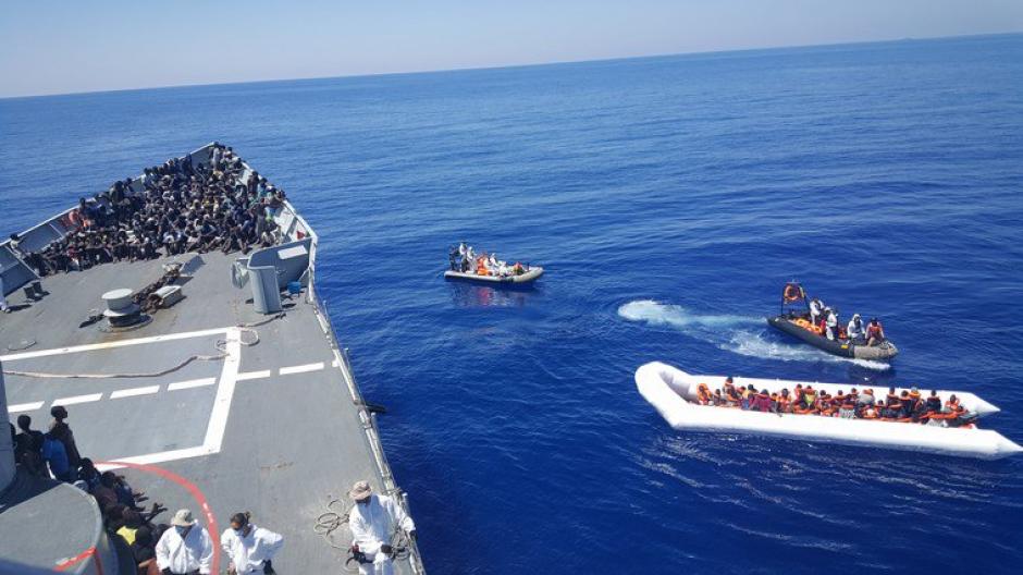 La fragata española Reina Sofía realizó en julio de 2016 el rescate de 4 embarcaciones, poniendo a salvo un total de 397 inmigrantes