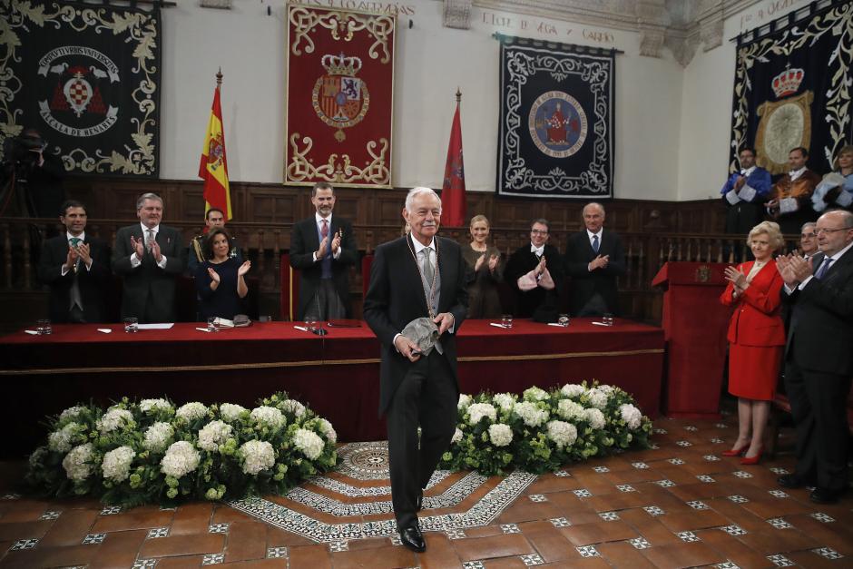 El escritor, recibiendo el Premio Cervantes de manos del Rey Felipe VI
