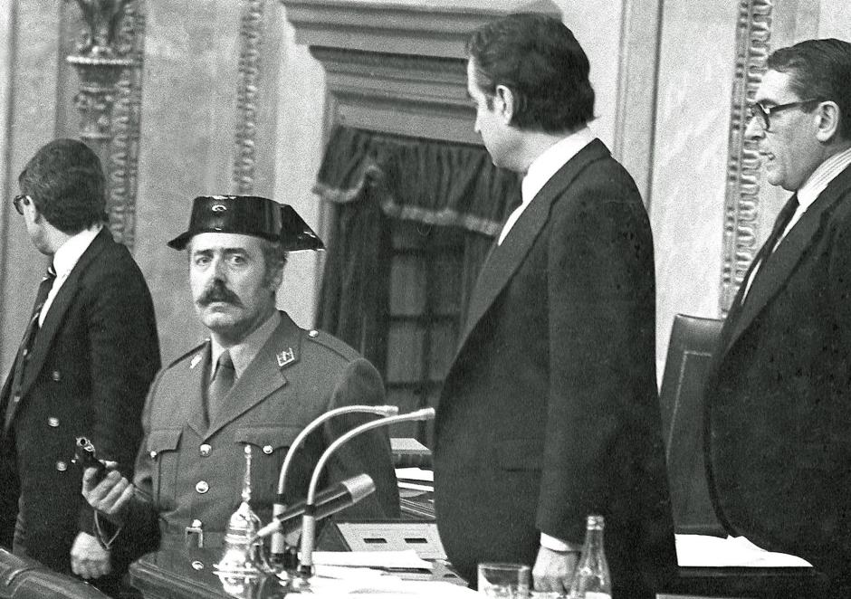 El  teniente coronel Antonio Tejero irrumpe, pistola en mano, en el Congreso de los Diputados