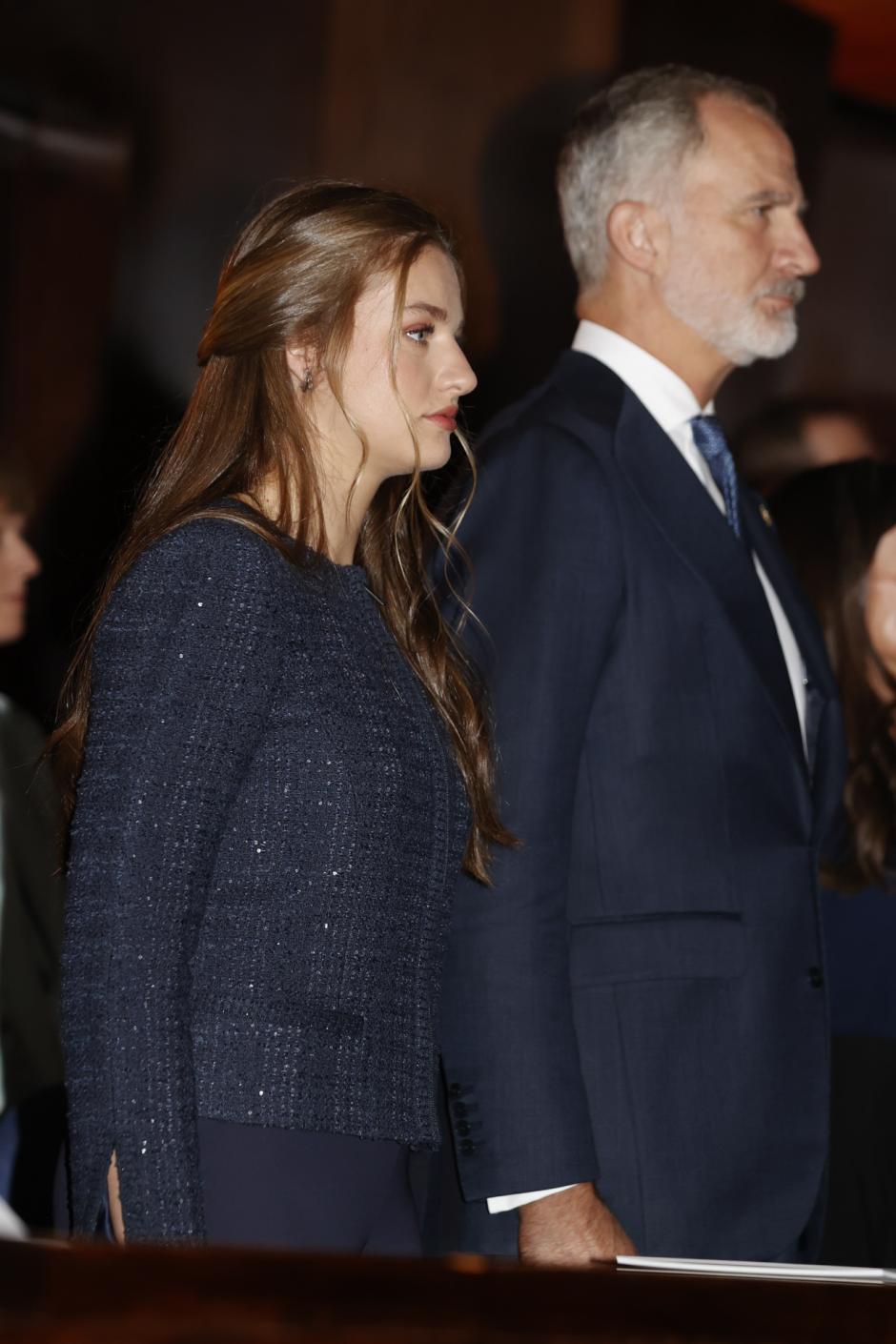El Rey y la Princesa de Asturias escuchan el Himno Nacional en el Auditorio Príncipe Felipe de Oviedo