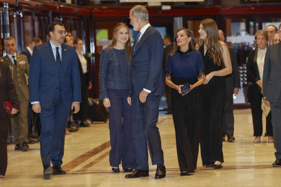 Los cuatro miembros de la Familia Real en el vestíbulo del auditorio de Oviedo