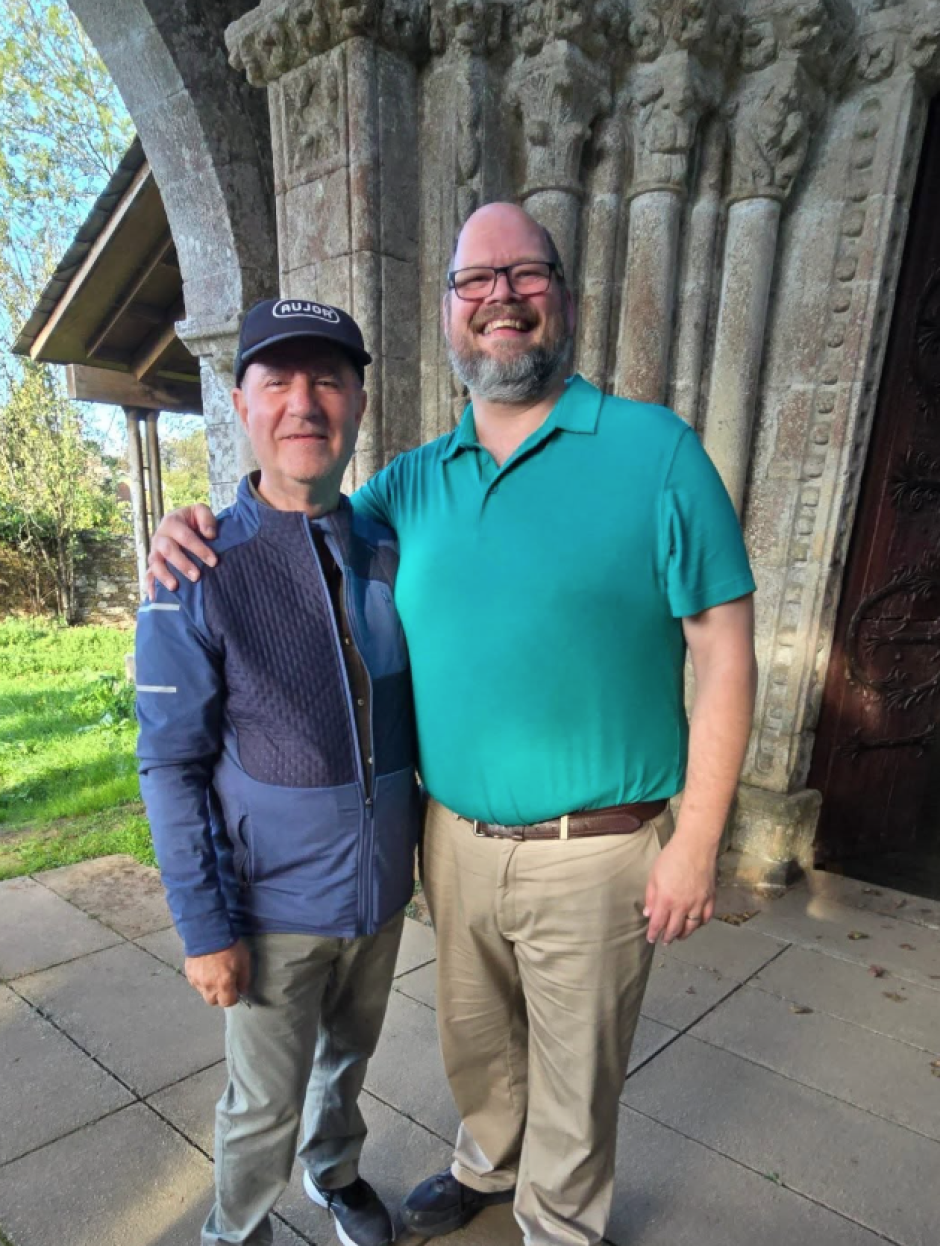 Mercer con el padre Mariano Pérez, un sacerdote con el que coincidió en Palas de Rei hace quince días