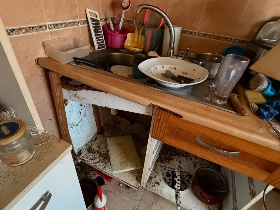 Cocina de la misma casa tras ser recuperada por la empresa antiokupas