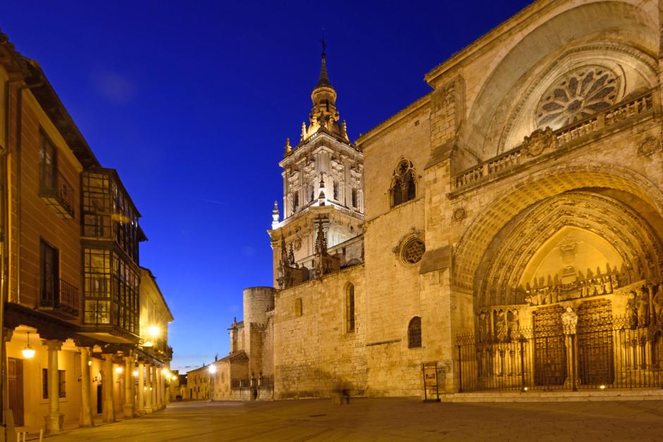Vista nocturna de la Catedral de Santa María de la Asunción.