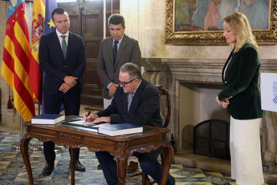 Imagen tomada este martes en el Palau de la Generalitat tras la firma del convenio de la Comisión Mixta por la dana de Valencia