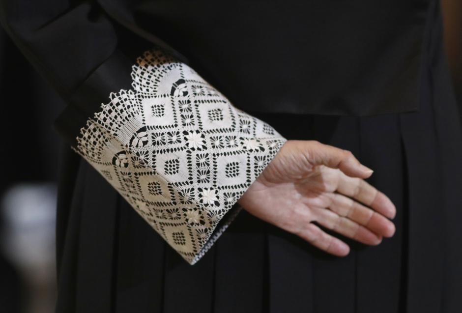 Imagen de la mano de un juez, con la toga negra que visten en las vistas orales