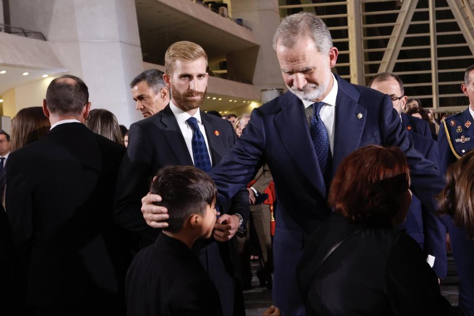 El Rey saluda a dos niños en el homenaje a las víctimas de la dana