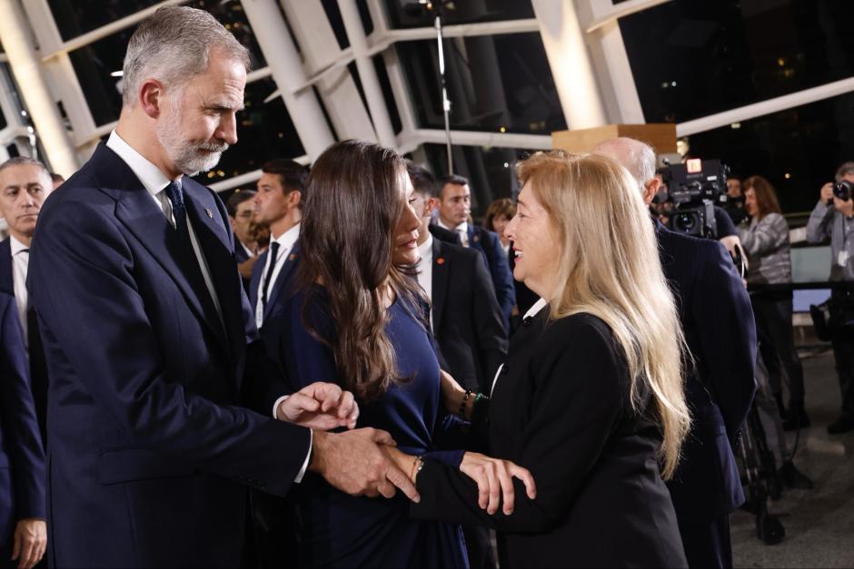 Don Felipe reconforta a una señora en el homenaje a las víctimas de la dana