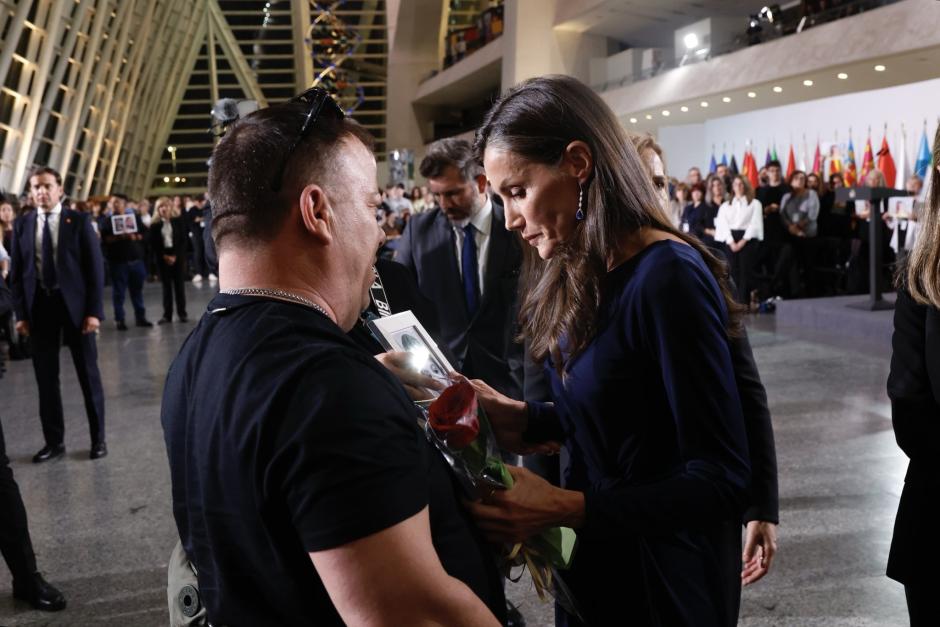 La Reina escucha a un familiar de las víctimas de la dana de Valencia