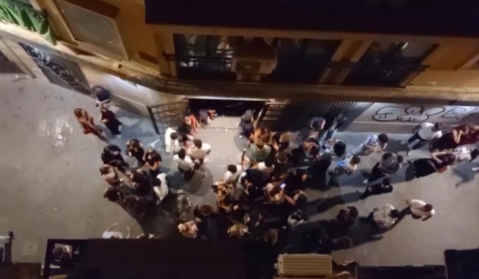 Imagen captada por los vecinos de locales que, según aseguran, no respetan la nueva ZAS