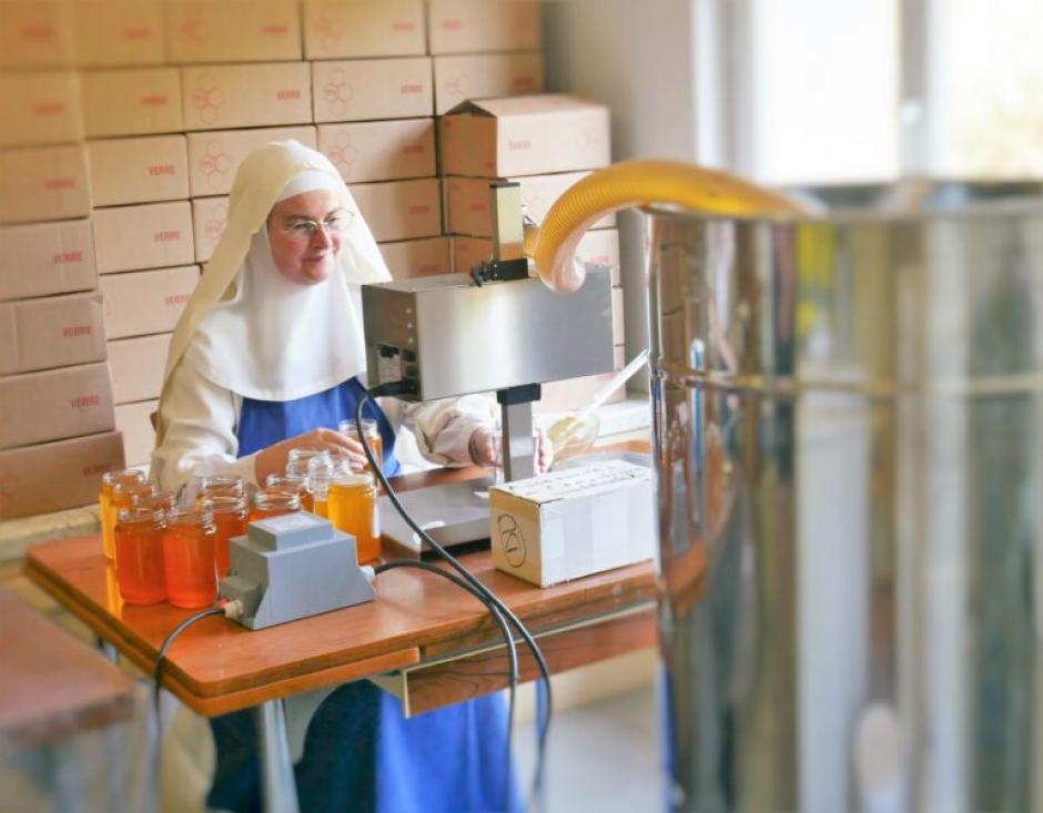 Una de las monjas embotellando la miel que producen sus abejas