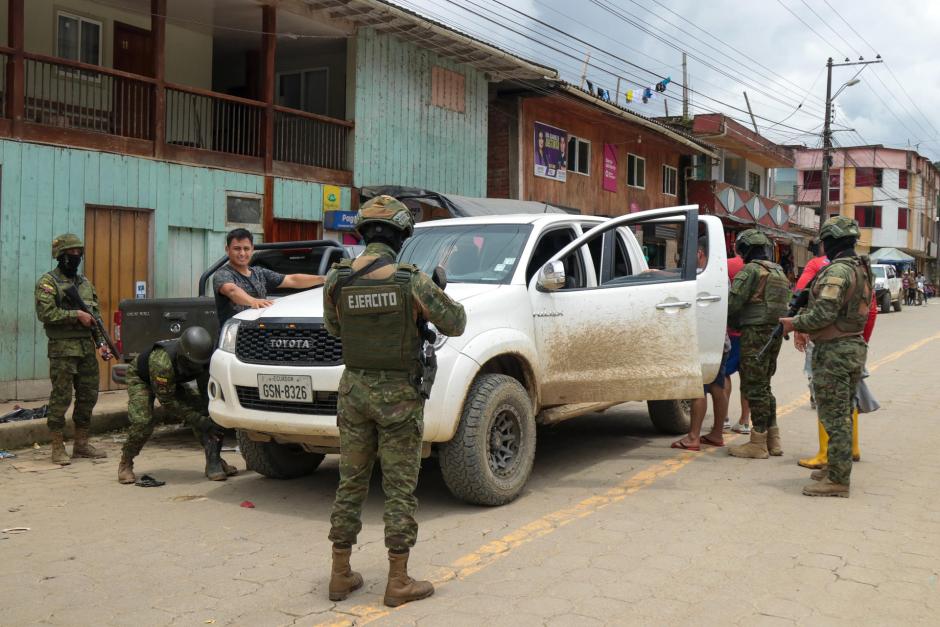 AME664. EL CHICAL (ECUADOR), 19/03/2025.- Fotografía del 16 de marzo de 2025 de integrantes del Ejército de Ecuador realizando un patrullaje en El Chical (Ecuador). La "fiebre" del oro ilegal se ha instalado con fuerza en El Chical, un pueblo ecuatoriano fronterizo con Colombia que hasta hace unos meses era tranquilo, pero que ahora vive una "nueva realidad" por la irrupción de la minería ilegal. EFE/ Xavier Montalvo