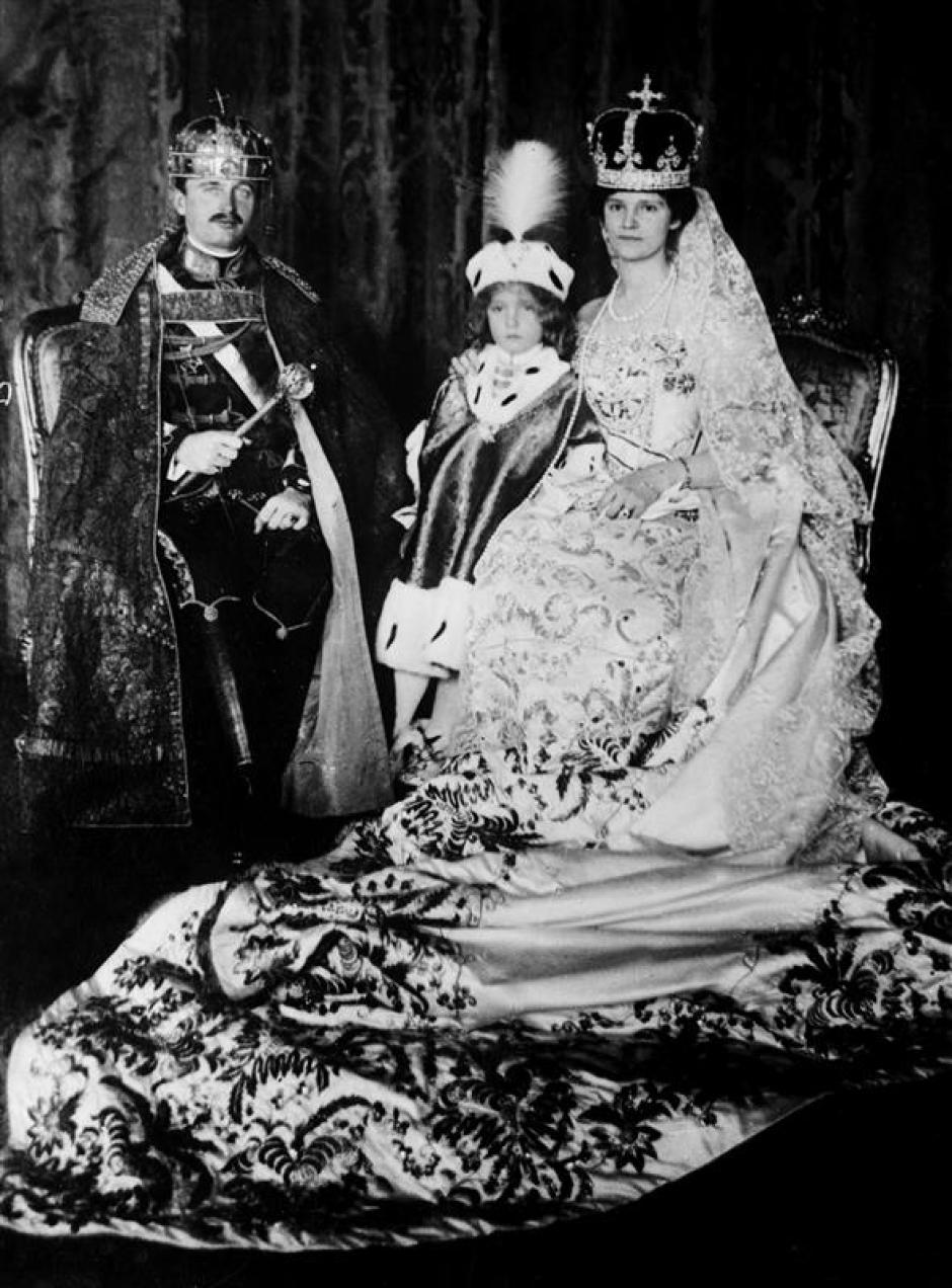 El emperador de Austria, Carlos I de Habsburgo y su esposa Zita de Borbón Parma, acompañados por el primogénito Otto de Habsburgo, en la ceremonia de su coronación como reyes de Hungría