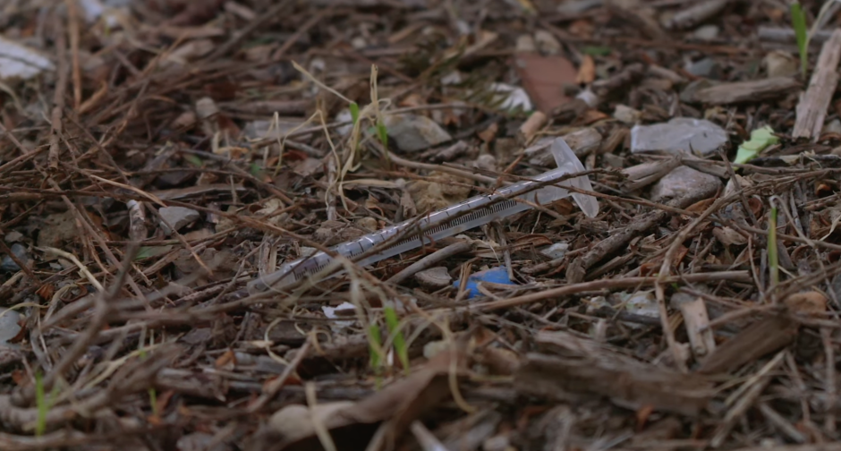 Imagen de una jeringuilla en un parque del barrio de Las Casitas Rosas en Valencia