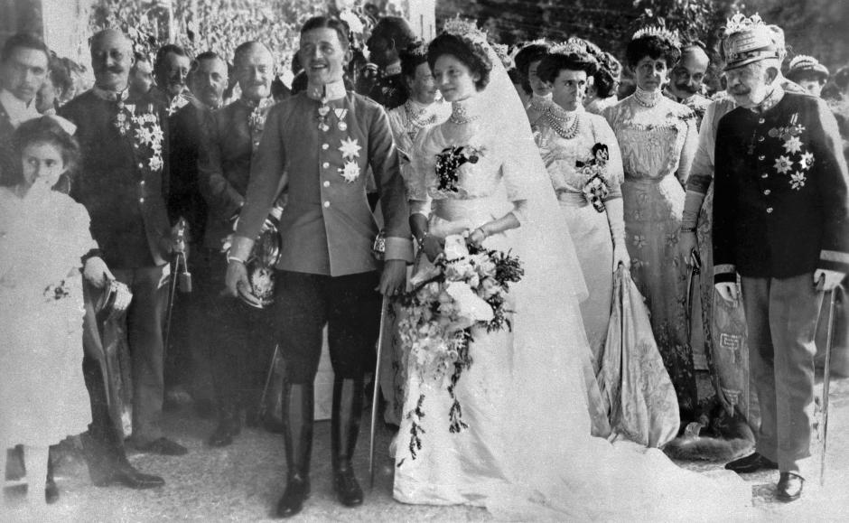 Mariage de l'archiduc Charles, futur Charles Ier d'Autriche (1887-1922) et de Zita de Bourbon-Parme (1892-1989), en 1911. A droite, l'empereur d'Autriche, François-Joseph Ier (1830-1916).     RV-745361 (Photo by © Collection Roger-Viollet / Roger-Viollet via AFP)