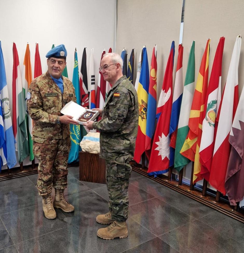 El almirante general López Calderón con el general Abagnara, Jefe de UNIFIL